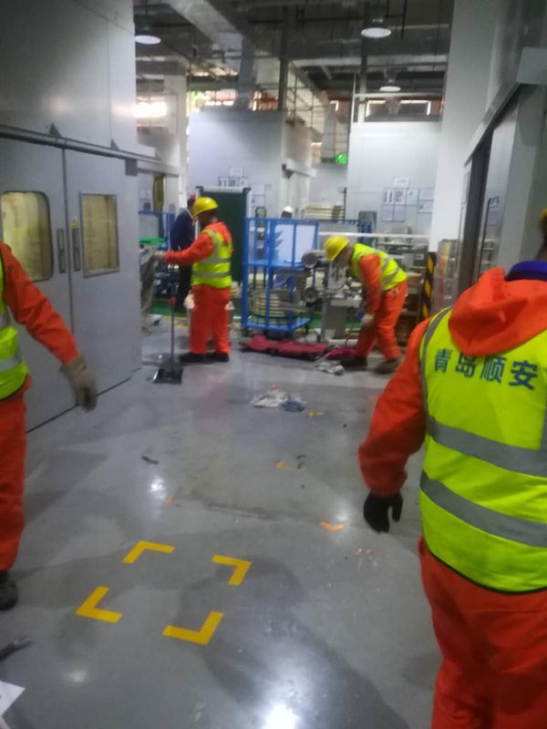 青島精密設(shè)備高空吊裝