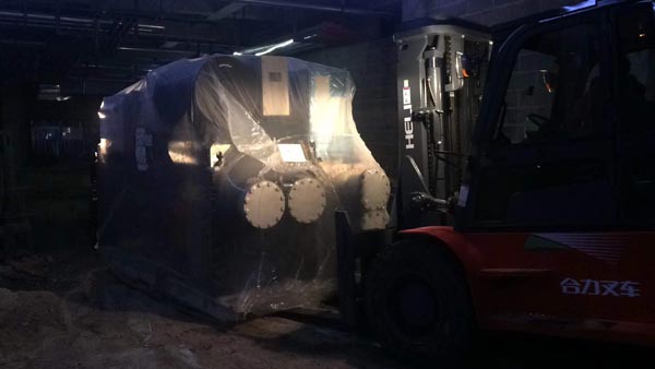 多臺叉車搬運重型機械設備
