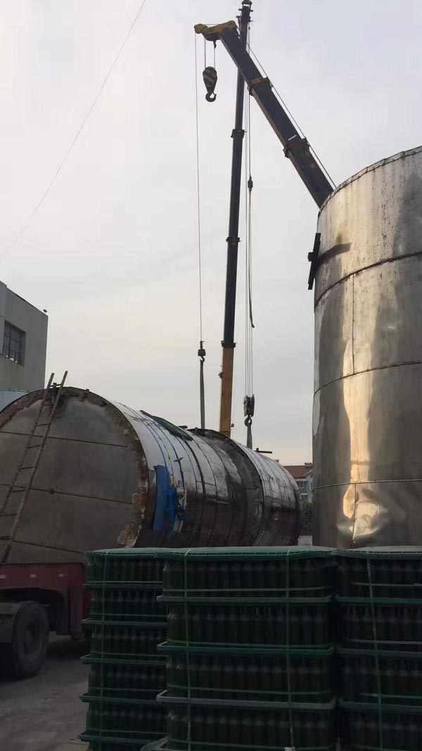 儲藏罐設備搬運運輸現(xiàn)場