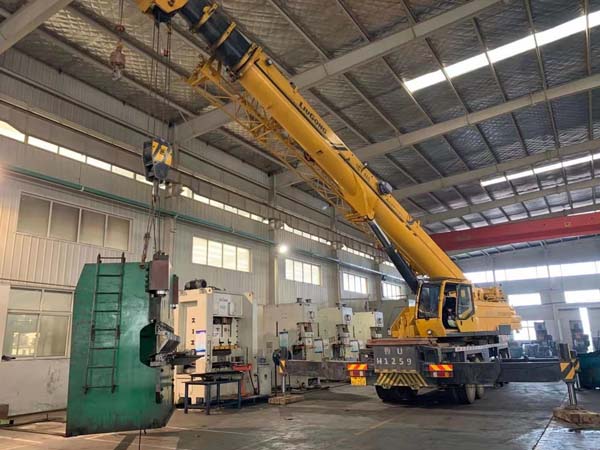 順安起重安裝助力工廠壓力機(jī)等設(shè)備搬運(yùn)現(xiàn)場